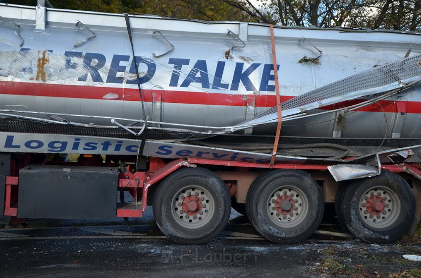 VU Tanklastzug umgestuerzt Huerth Industriestr P547.JPG